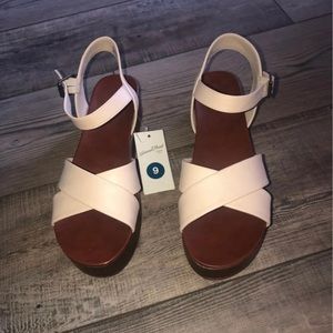 NWT Universal sandals